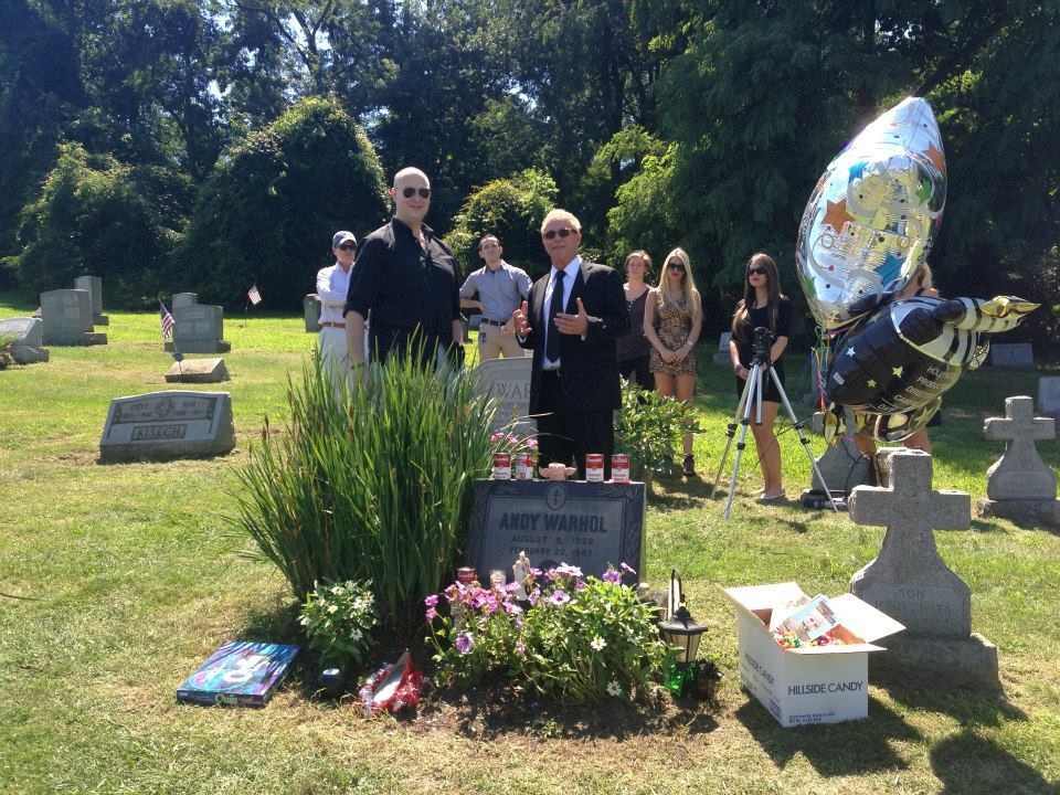 До дня народження Енді Уорхола запустили веб-камеру з його могили
