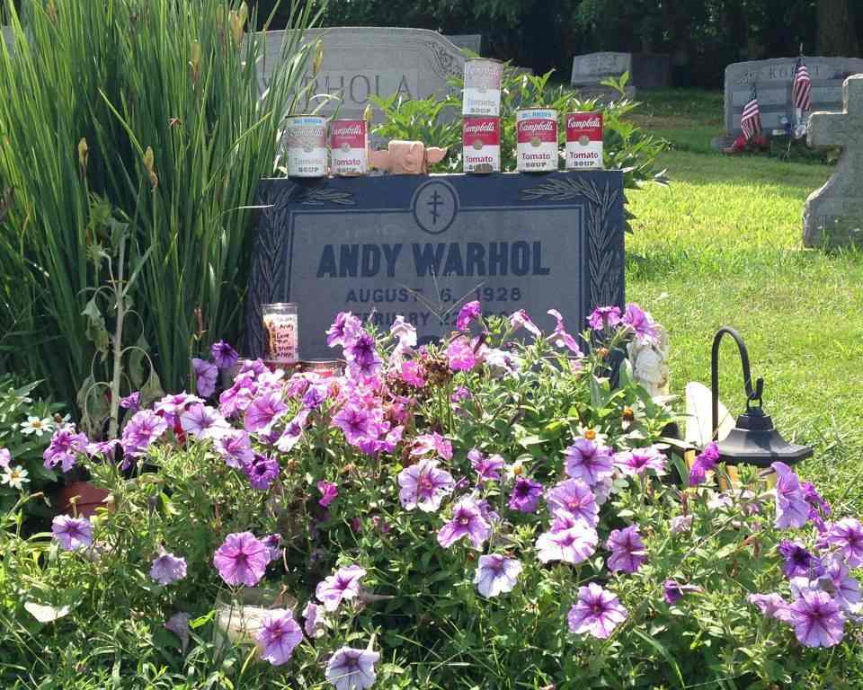 Ко дню рождения Энди Уорхола запустили веб-камеру с его могилы
