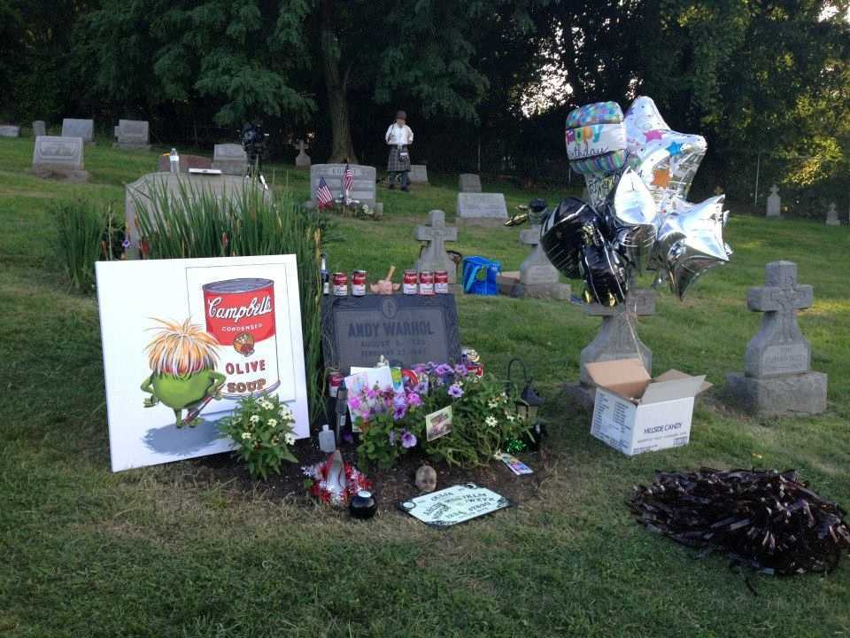Ко дню рождения Энди Уорхола запустили веб-камеру с его могилы