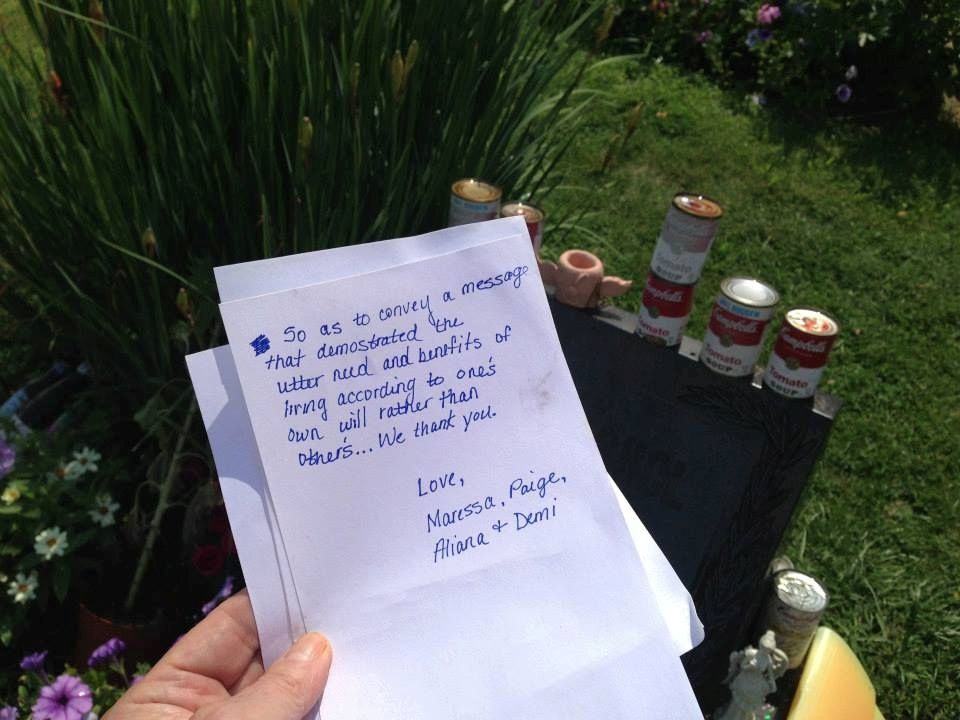 Ко дню рождения Энди Уорхола запустили веб-камеру с его могилы