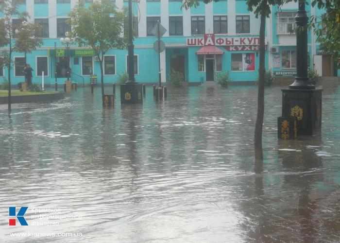 Центр Керчі затопив сильна злива