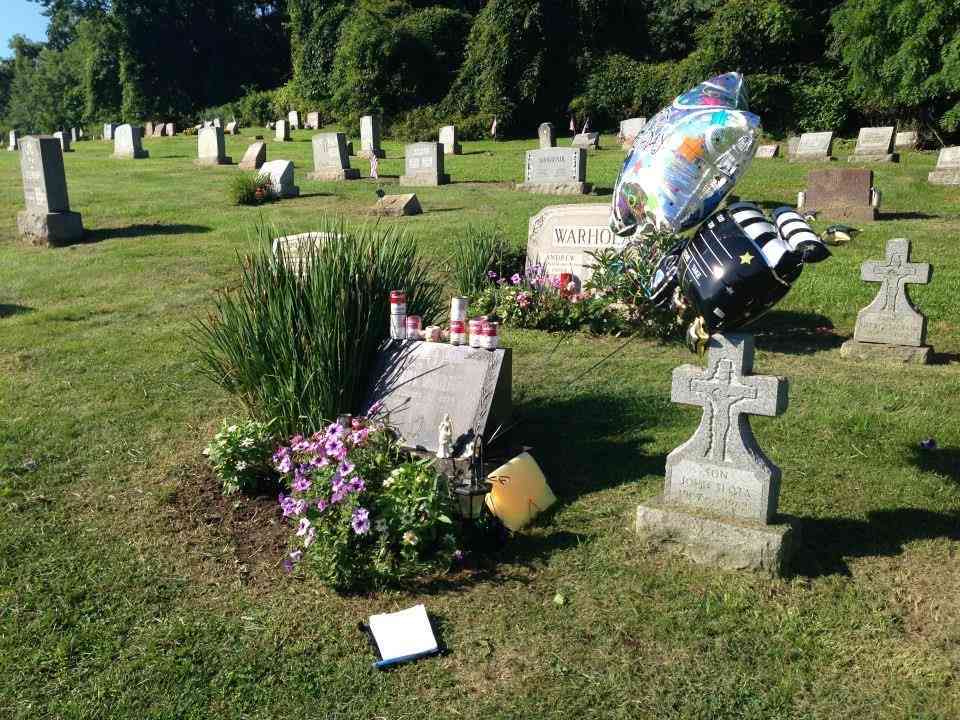 Ко дню рождения Энди Уорхола запустили веб-камеру с его могилы