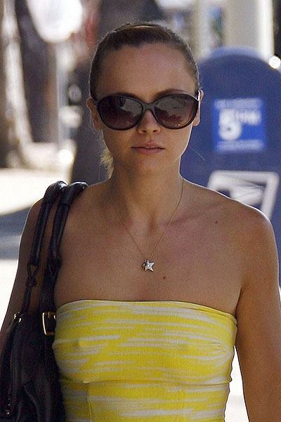 ТОП-10 голливудских звезд презирающих бюстгальтер 