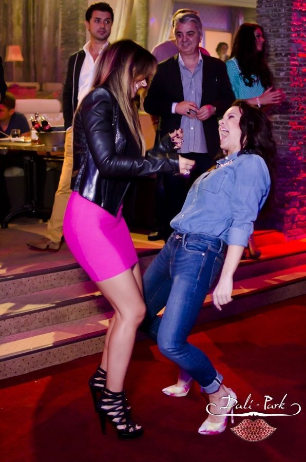 Ани Лорак оторвалась на танцполе под присмотром мужа