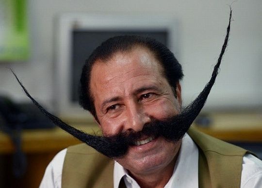 Екстремісти погрожують пакистанцеві через незвичайні вусів