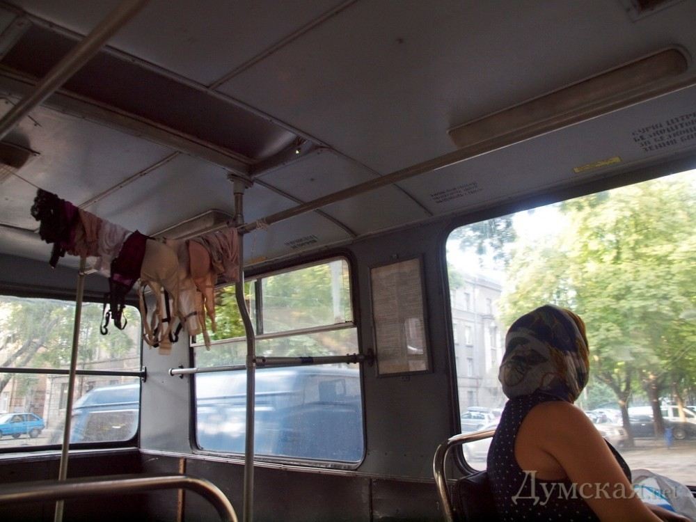 Одеситка розвісила випрану білизну прямо в тролейбусі
