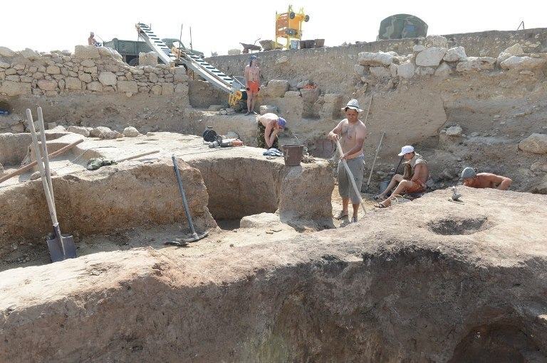 В Крыму археологи нашли римский шлем