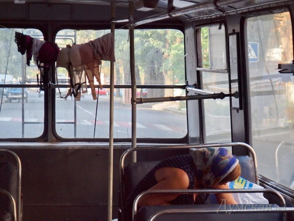 Одеситка розвісила випрану білизну прямо в тролейбусі