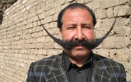 Екстремісти погрожують пакистанцеві через незвичайні вусів