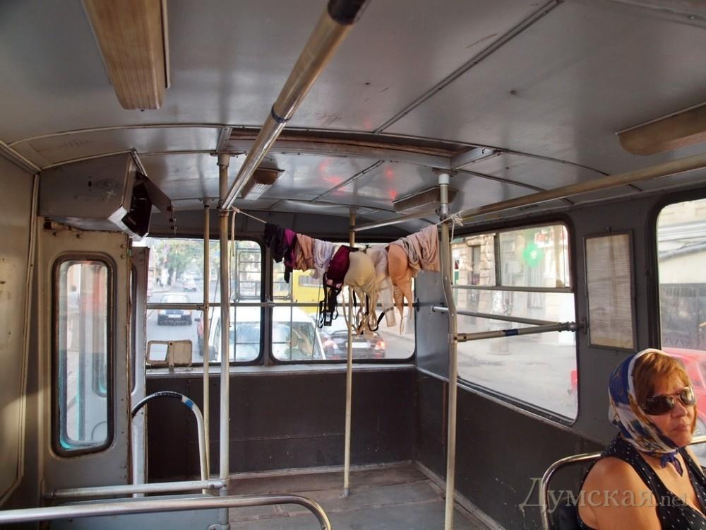 Одесситка развесила постиранное белье прямо в троллейбусе