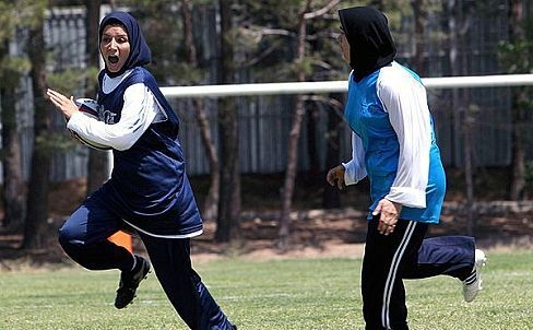 Иранский интернет обсуждает, нужно ли женщине играть в регби в парандже