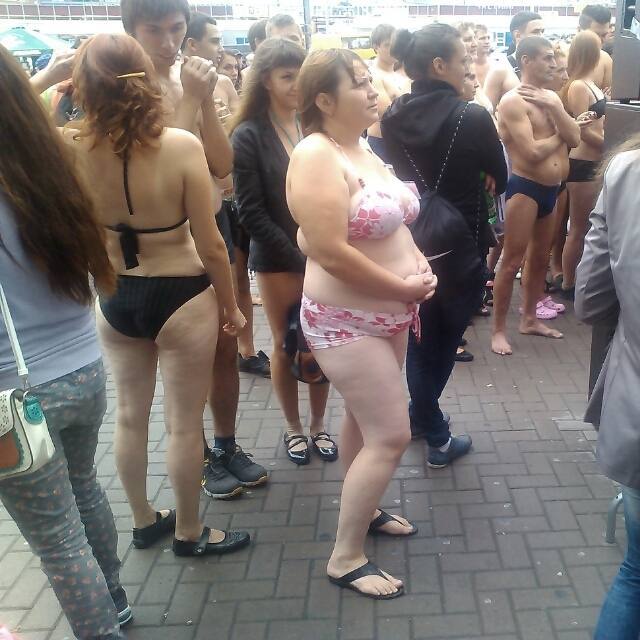 В киевский ТЦ голые люди пришли за одеждой