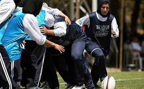 Іранський інтернет обговорює, чи потрібно жінці грати в регбі в паранджі