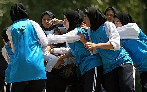 Іранський інтернет обговорює, чи потрібно жінці грати в регбі в паранджі