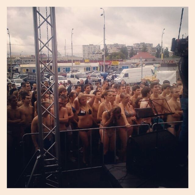 В киевский ТЦ голые люди пришли за одеждой