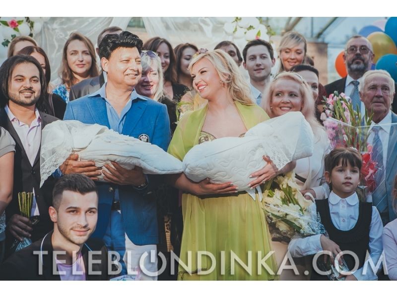 Камалию торжественно выписали из роддома с дочерьми