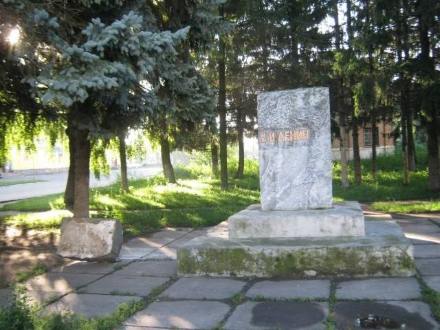 На Киевщине повалили памятник и бюст Ленина