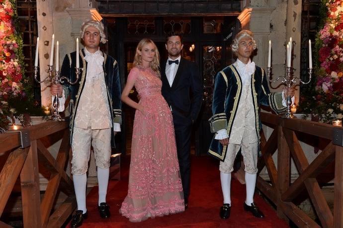 Звезды кино надели роскошные наряды на бал Valentino 