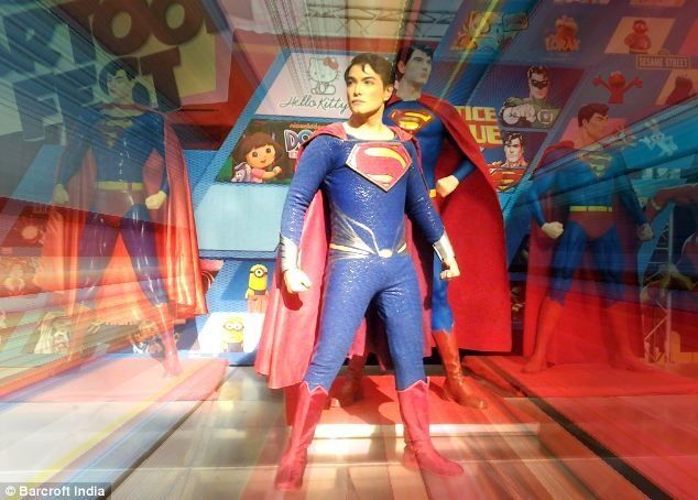 Мужчина пережил 19 пластических операций, чтобы стать Суперменом