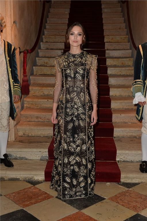 Звезды кино надели роскошные наряды на бал Valentino 