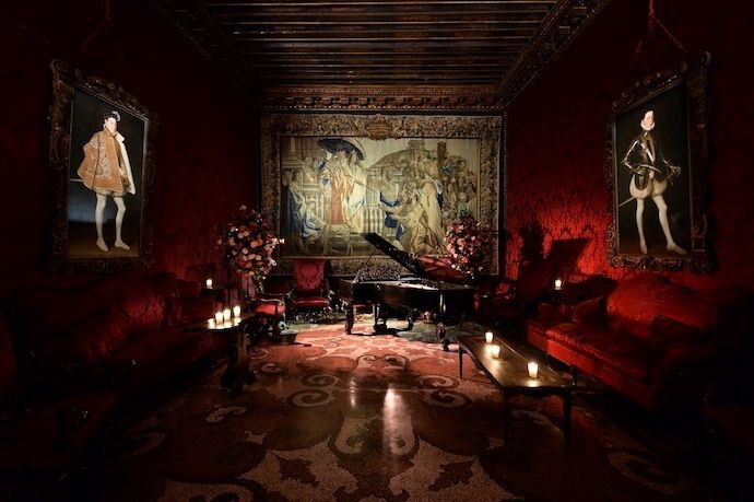 Звезды кино надели роскошные наряды на бал Valentino 