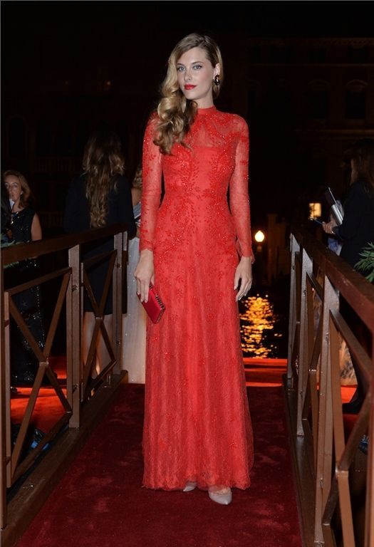 Звезды кино надели роскошные наряды на бал Valentino 