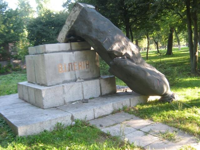 На Киевщине повалили памятник и бюст Ленина
