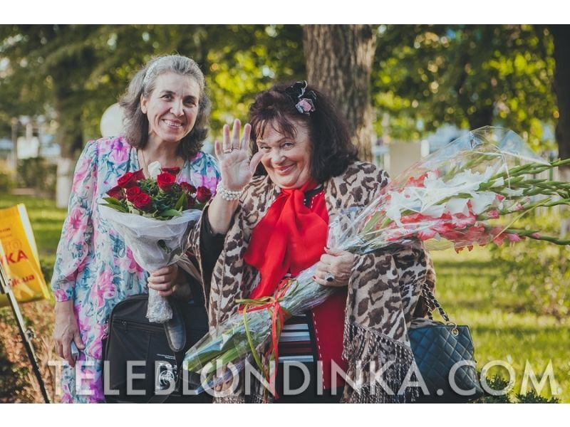 Камалию торжественно выписали из роддома с дочерьми