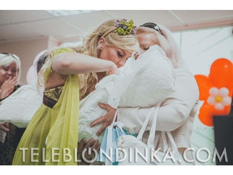 Камалию торжественно выписали из роддома с дочерьми