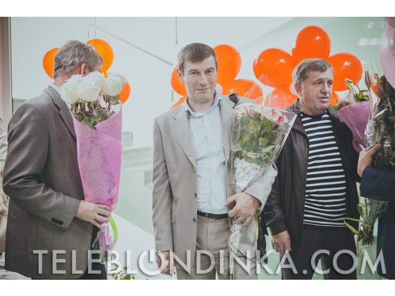 Камалию торжественно выписали из роддома с дочерьми