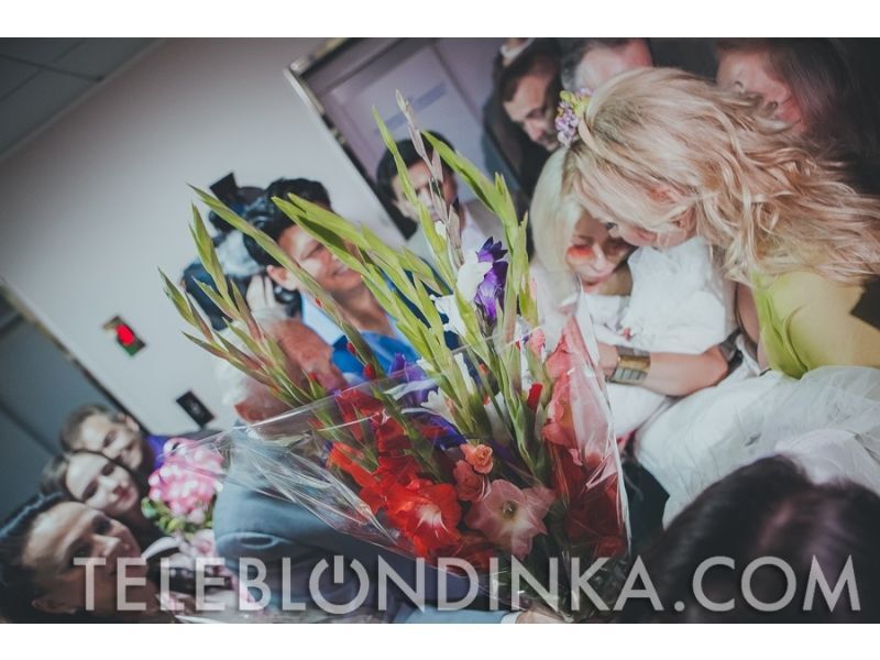 Камалию торжественно выписали из роддома с дочерьми