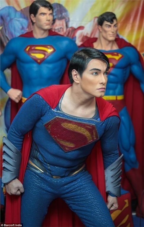 Чоловік пережив 19 пластичних операцій, щоб стати Суперменом