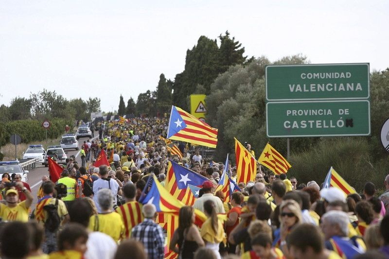 В Каталонии прошли масштабные акции сторонников отделения от Испании