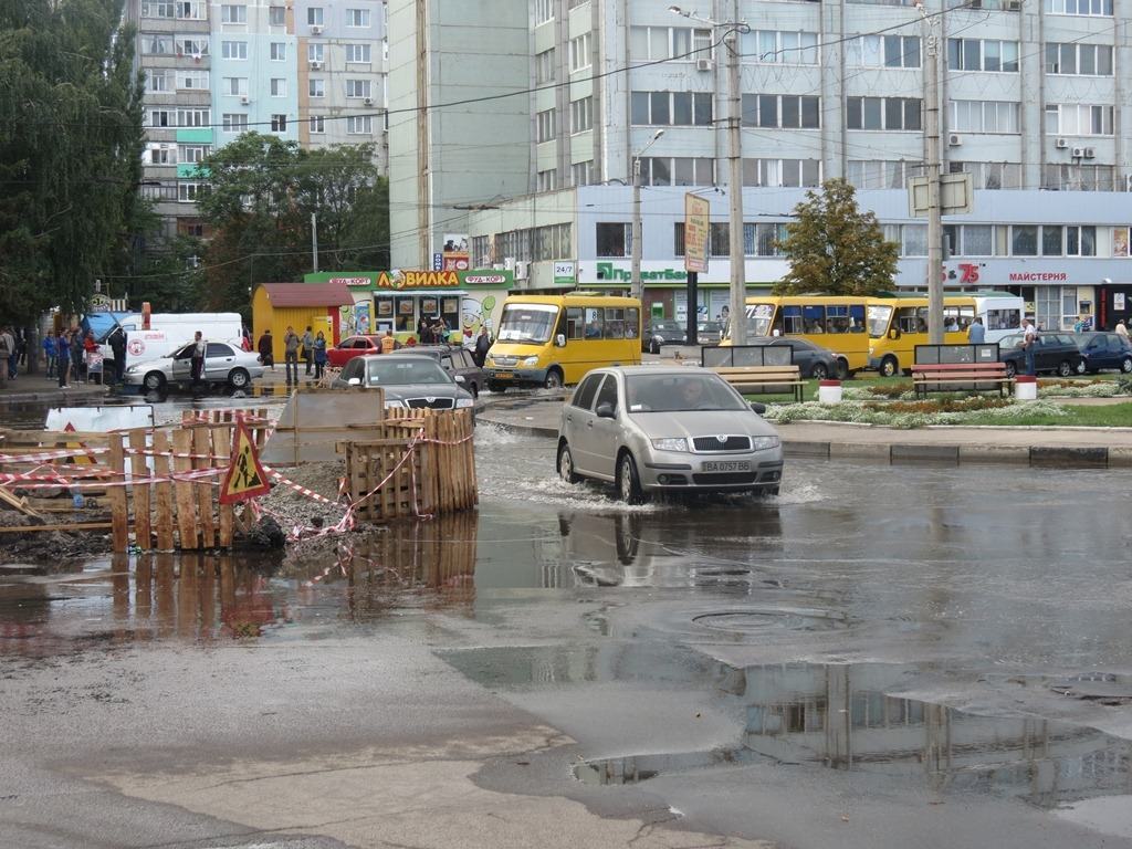 В Кировограде 5-метровый фонтан забил из-под земли прямо на дороге