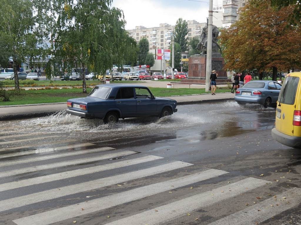 У Кіровограді 5-метровий фонтан забив з-під землі прямо на дорозі
