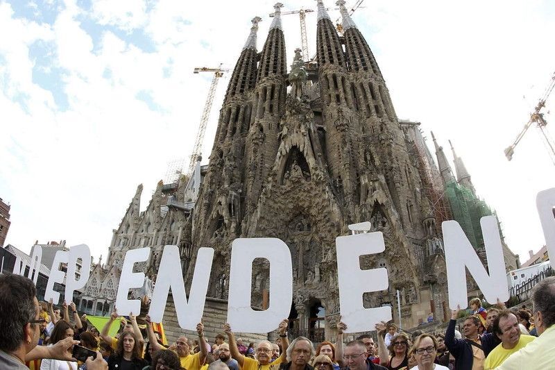 В Каталонии прошли масштабные акции сторонников отделения от Испании