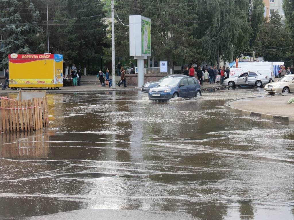 В Кировограде 5-метровый фонтан забил из-под земли прямо на дороге