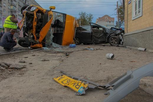 В Сумах иномарка влетела в маршрутку: 2 жертвы, 15 пострадавших