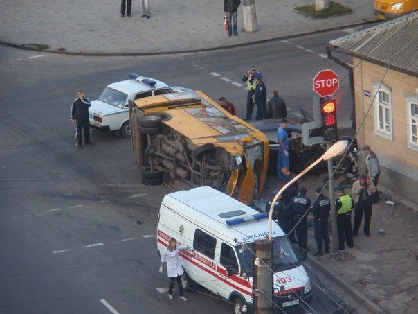 В Сумах иномарка влетела в маршрутку: 2 жертвы, 15 пострадавших