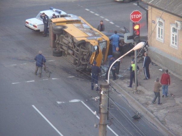 В Сумах иномарка влетела в маршрутку: 2 жертвы, 15 пострадавших