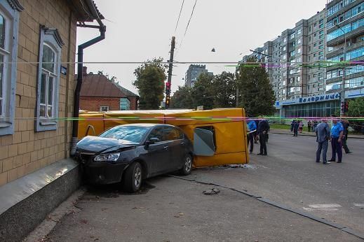 В Сумах иномарка влетела в маршрутку: 2 жертвы, 15 пострадавших