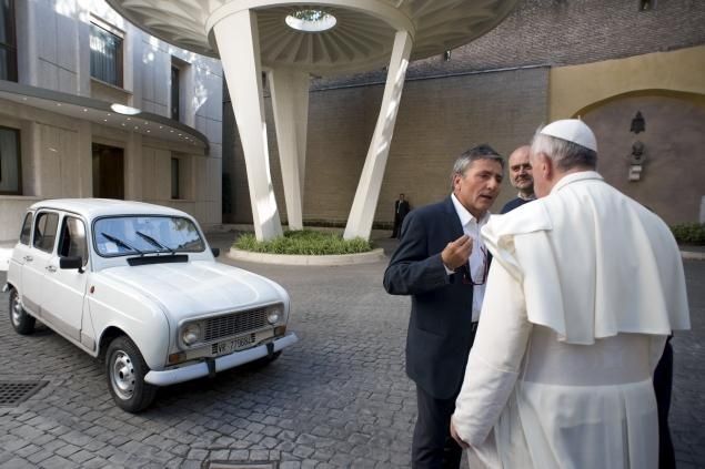 Папа Франциск собрался разъезжать по Ватикану на старом авто