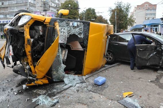 В Сумах иномарка влетела в маршрутку: 2 жертвы, 15 пострадавших