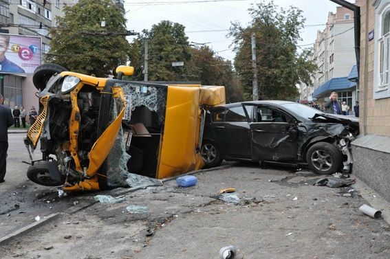 В Сумах иномарка влетела в маршрутку: 2 жертвы, 15 пострадавших