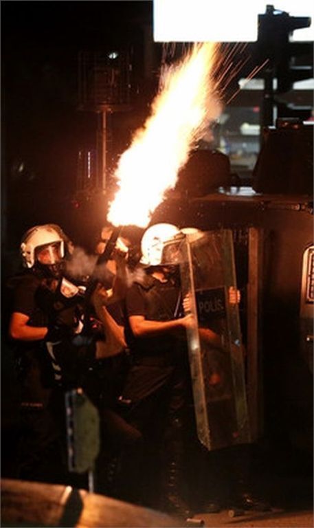 Турцию охватили беспорядки: спецназ применил слезоточивый газ