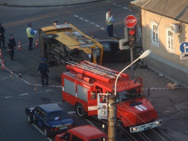 В Сумах иномарка влетела в маршрутку: 2 жертвы, 15 пострадавших