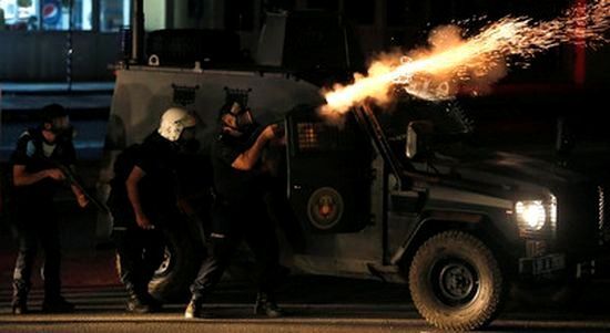 Турцию охватили беспорядки: спецназ применил слезоточивый газ