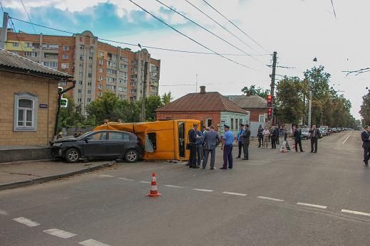 В Сумах иномарка влетела в маршрутку: 2 жертвы, 15 пострадавших