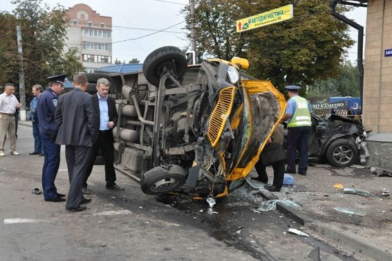 В Сумах иномарка влетела в маршрутку: 2 жертвы, 15 пострадавших