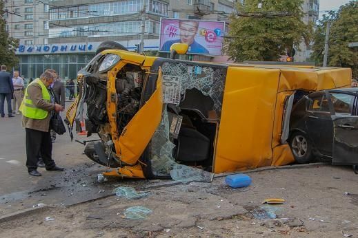 В Сумах иномарка влетела в маршрутку: 2 жертвы, 15 пострадавших